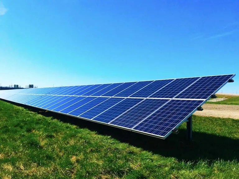 Energieautarkes Einfamilienhaus mit Solaranlage und Wärmepumpe