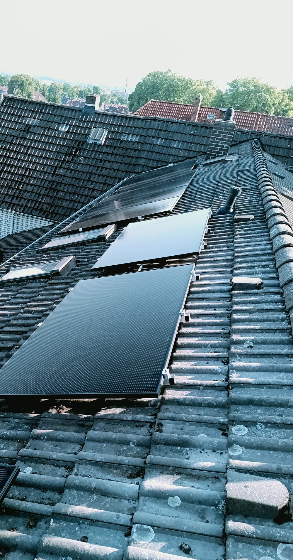 PV-Anlage Eschenweg 12 in Hameln — schwarze Module auf Ziegeldach, echte Referenz-Anlage