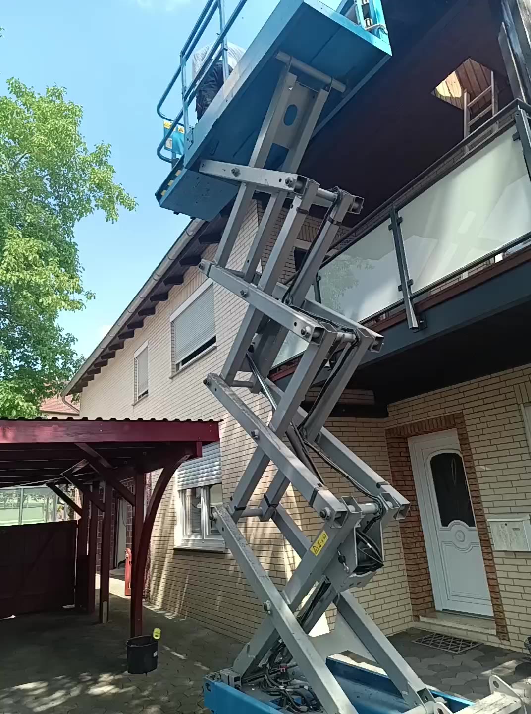 Echte Installation auf dem Dach — Autark-Montage mit Hebebühne in Hameln